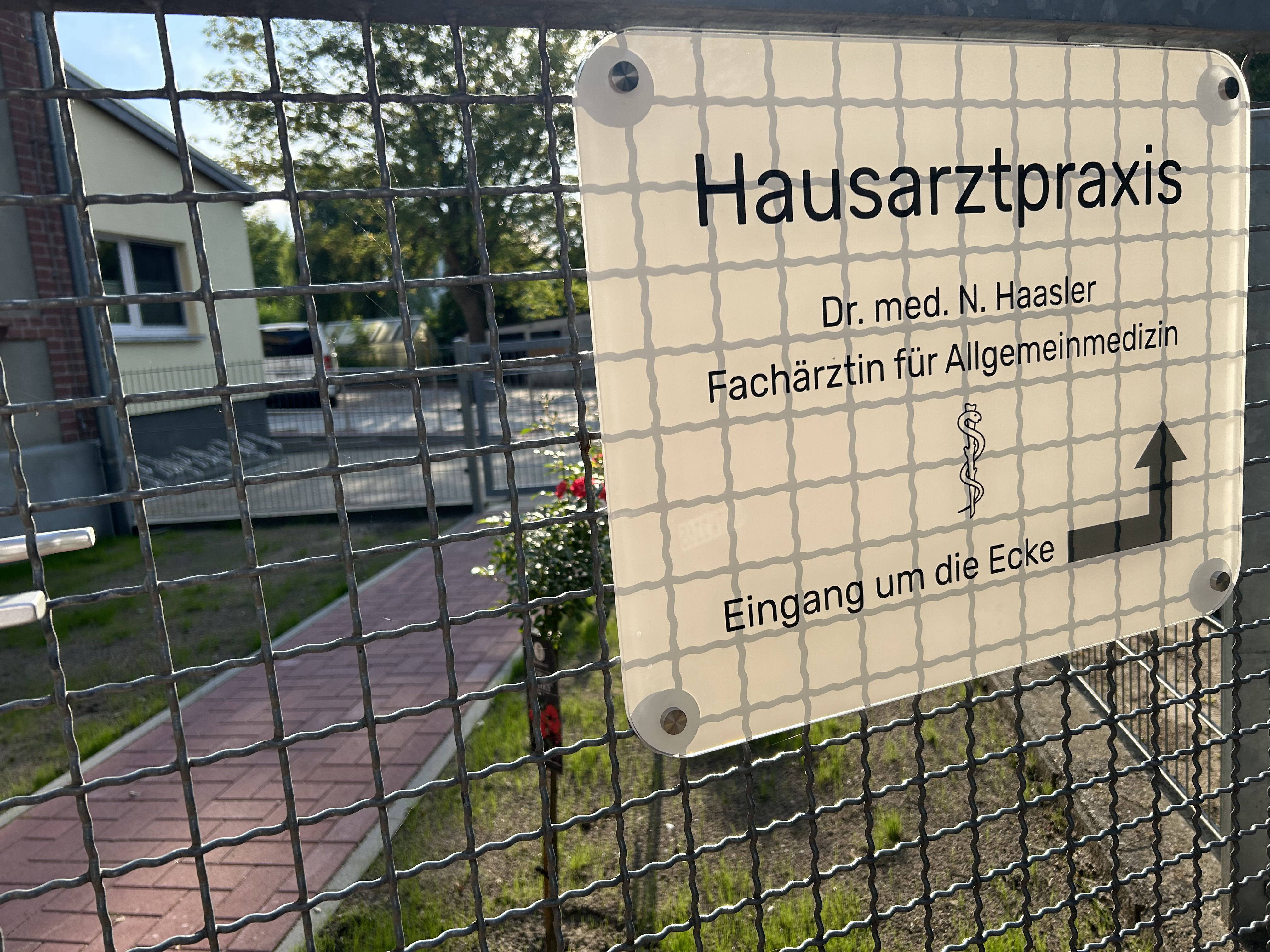 Bild von der Arztpraxis Gosen außen